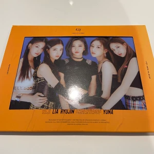 ITZY IT’Z ME KPOP ALBUM  - ITZY kpop album ’ IT’Z ME ’ Har fantastiska låtar och bilder du inte vill missa! 2 photocards och en stor bild på Lia du kan hänga upp :) fungerande CD och inga skador alls. 🧡