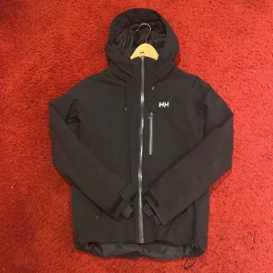 Helly Hansen jacka  - Grym helly hansen skidjacka, haft länge men är fortfarande i toppenskick, e osäker men antar S eller M, den har även snöskydd och glasögon puts (även helly tech), och den är väldigt resistant mot snö och vatten.  Pris går såklart att diskutera