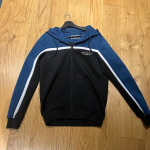 McKenzie hoodie  - Tja säljer denna nu eftersom jag inte har någon användning för den längre. Den är använt sparsamt och bara några gånger. Kan hämtas i Älvsjö 