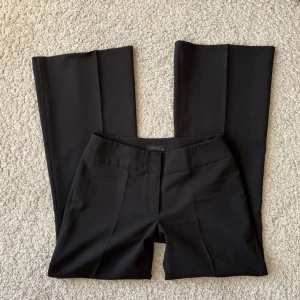 Vero moda kostymbyxor  - Lågmidjade och skitsnygga men tyvärr för långa för mig! Har haft dom ett tag och glömt du upp dom och under tiden hittade jag några andra🙂10/10 skick! Passar s-m runt 165-170. Använd gärna köp nu. 