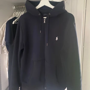 Polo Ralph Lauren zip hoodie  - Marinblå st S, inga defekter, skriv för mer info. 