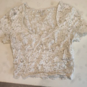Topp - Vit topp super snygg får ingen advändning för längre tyvärr, finns en liten fläck på den men inget som syns. 