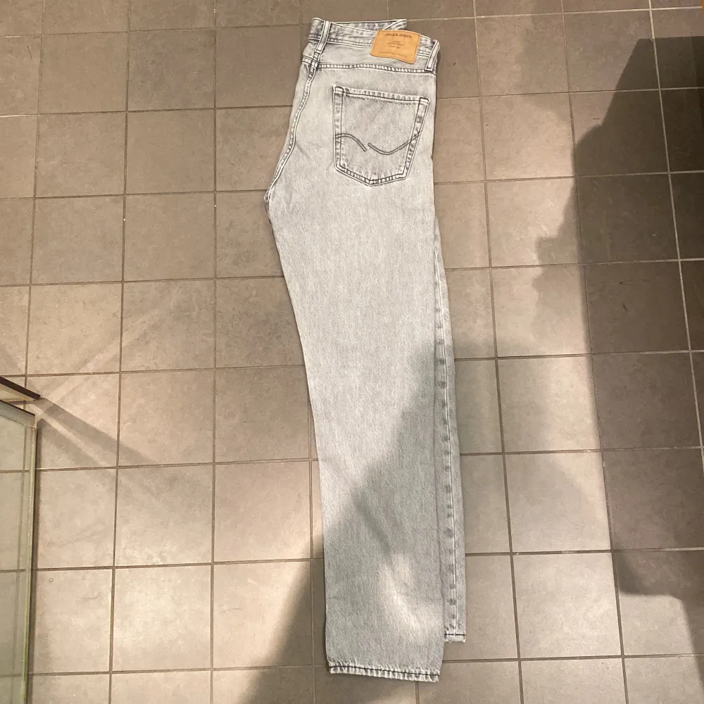 Säljer nu dessa sjukt snygga lose/chris Jeans från Jack and jones - Intelligence i storlek 29/32 ,Skick 9/10, inga defekter. Pris: 199 kr, kan diskuteras vid snabb affär!. Jeans & Byxor.