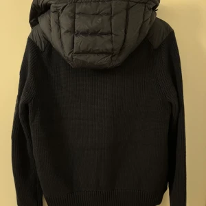 Moncler cardigan - Storlek M passar S  Helt oanvänd  Mörkblå (ser svart ut i visst ljus)  Priset kan diskuteras  