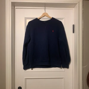 Ralphlauren sweatshirt  - Hej, säljer denna tröja ifrån ralphlauren i mycket bra skick. Den har färgen marin blå och passar därutav till det mesta. Tveka inte på att höra av dig vid funderingar! Mvh // Joel