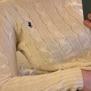 Ralph Lauren stickad tröja - så fin, storlek 18/20 alltså XL i barnstolek, skulle säga att den är som en medium, knappt använd. Passar till allt!