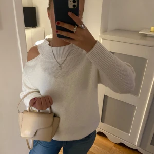 Stickad tröja - Sjukt fin stickad tröja med hål i axlarna🩷