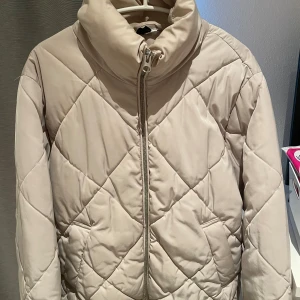 Hm vinter jacka - Beige hm vinter jacka i storlek s men funkar som m, använt bara en vinter och är rätt så gammal💗Skriv privat för fler bilder.