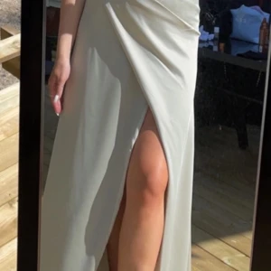 Klänning - Balklänning från ASOS  Storlek 36 Passar till bal, bröllop, dop, fest  Liten trådupprivning i knähöjd på klänningen men inget man lägger anblick på i första hand när man har klänningen på sig! Och lite småfläckar som går bort i en tvätt! Använd 1gång