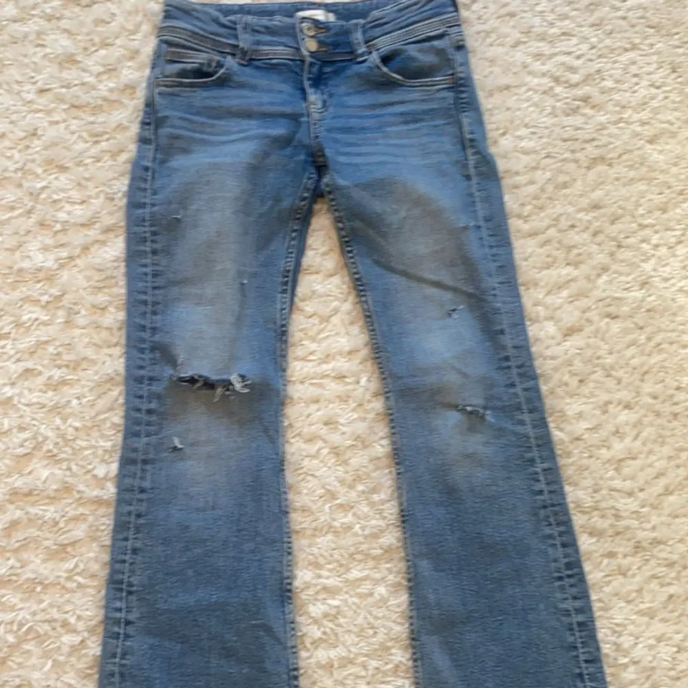 Säljer dessa ursnygga jeans ifrån Gina, i storlek 152 men de passar även mig som är ca 155.. Jeans & Byxor.