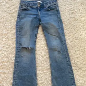 Säljer dessa ursnygga jeans ifrån Gina, i storlek 152 men de passar även mig som är ca 155.