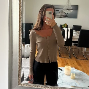 Brun topp - Så fin brun topp från Nelly. Aldrig använd. Str S