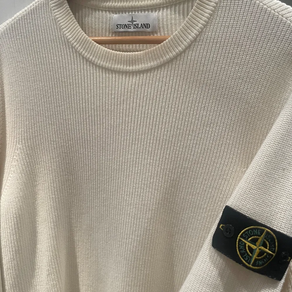 Riktigt fet tröja som tyvärr sitter lite för stor på mig, passar size M/L. Färgen är beige/vit eller ”cream white”.. Hoodies.