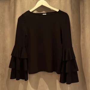 Blus - Blus med volang armar🖤