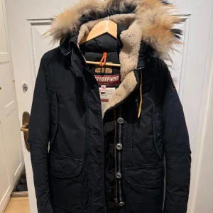 Parajumper ”Musher” - Kemtvättad och redo att skickas iväg. Jackan  användes stabilt i en vinter sen har den hängt i en garderob sen dess. Har sin original päls kvar.  Jackan blev inköpt för 12.000kr.  Den är helt felfri och fläckfri, bara inte min stil.