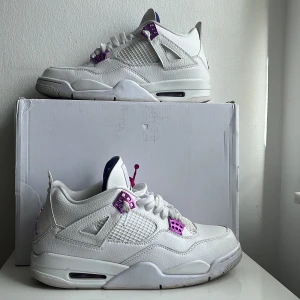 Jordan 4 metallic purple - Säljer ett par feta Jordan 4 (F4KE) skorna är i bra skick men är svagt smutsiga på skosnörena och boten (bild 3 & 4) storlek:45. Pris kan diskuteras samt vid snabb affär kan jag bjuda på ett par crease skydd Storlek:45