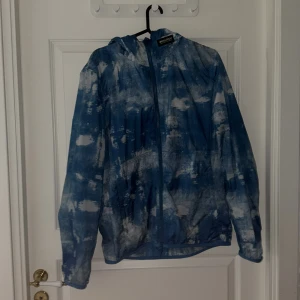Ljus blå woolrich windbreaker - Säljer en ljus blå woolrich windbreaker. Haft den i typ 3 veckor men inte så använd kanske 1-3 gånger Max. Skick 10/10 inga defekter alls. Jackan är rätt tunn så den är för kall för vintern men perfekt för våren och hösten. 