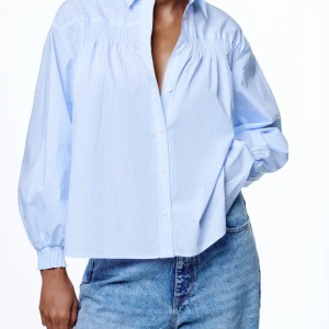 Zara blus - Säljer denna blus/skjorta från zara, inköpt 2022. Sparsamt använd, sitter som S🩷