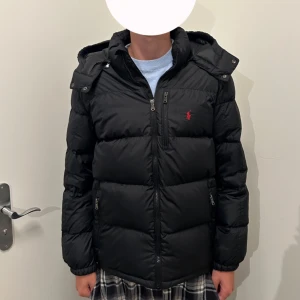 Polo ralph lauren jacka  - Min lillebror säger sin vinter jacka. Den är använd en vinter. Köptes från kids brand store förra vintern. Jackan är i jätte fint skick. En defekt förrekommer se sisha bilden🩷 hör av er vid intrese eller frågor🤩 jackan är XL i barn storlek. 163-174.