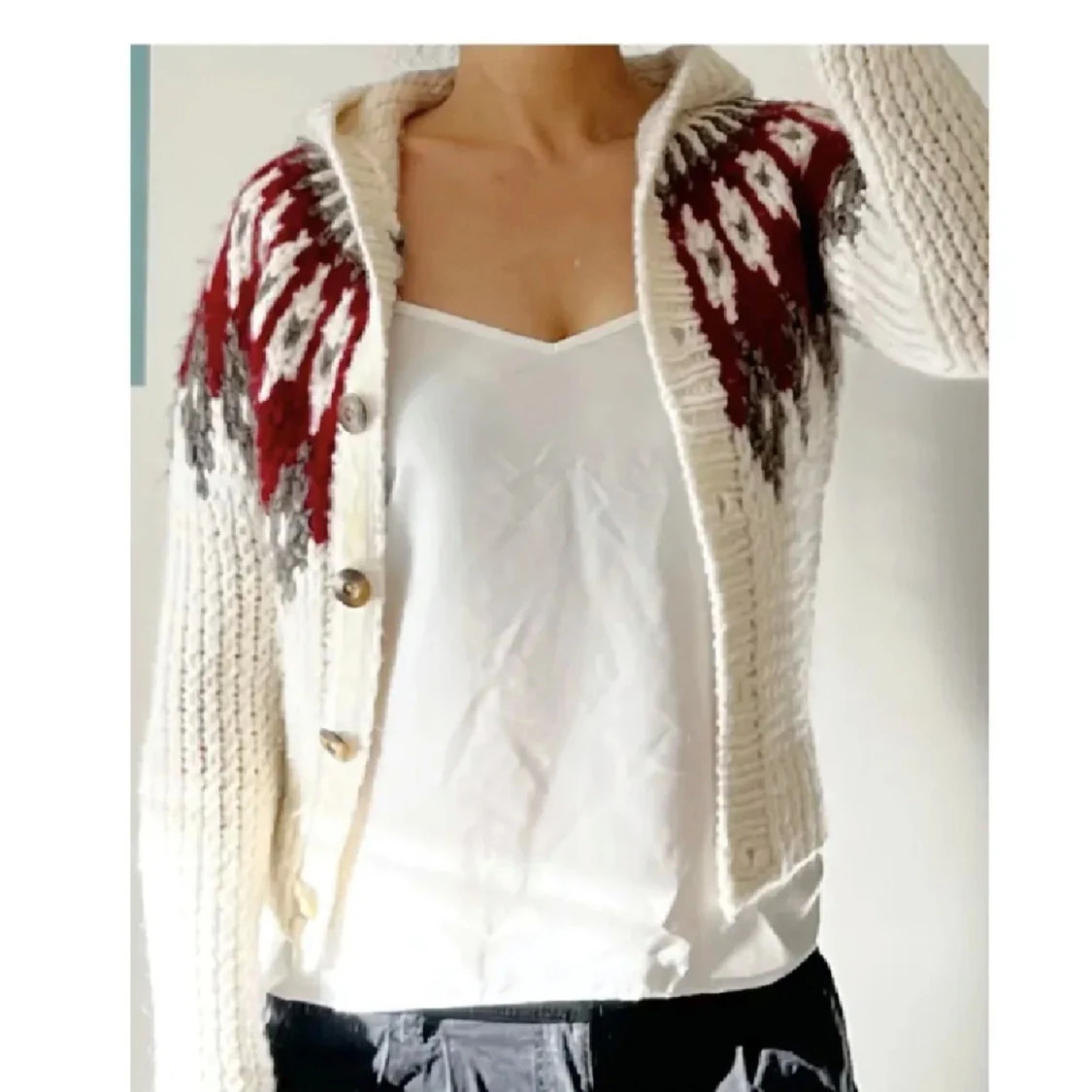 Stickad kofta med mönster