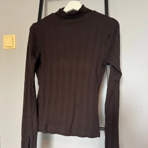 Brun tröja från Gina - Bra skick då jag bara använt den fåtal gånger, inte trasig på något sätt, säljer pga den inte kommer till användning💕Storlek M men passar även bra till S