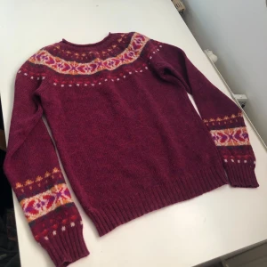 stickad tröja  - väldigt fin stickad tröja, inga defekter. ingen storlekslapp men skulle säga S? super mysig till hösten nu 💞 (snälla ignorera min smutsiga spegel😭)