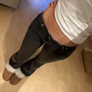 Coola svarta jeans - Säljer dessa lite annorlunda jeans💕 har ett pyttelitet hål i ”grenen”, lätt att laga men syns inte. Har även sprätt upp benen längst ner då de va för korta. Skriv för bilder eller frågor💕💕