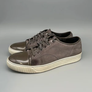 Lanvin Toe Cap - Säljer nu dessa lanvin i storlek 44. De är i sådär skick och har mycket kvar att ge.  Skriv om ni har några frågor. 🙏🏼🙌🏼  Defekterna är, en fläck på vänstra skon och även lite märken på toe capen!  ❗️❗️INGA BYTEN!!!! ❗️❗️