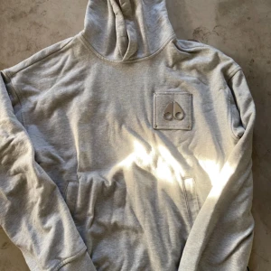 Moose Knuckles Hoodie - Säljer då den inte används längre och lite för liten för mig. Tröjan är i bra skick och har inga defekter. Självklart äkta NFC visas på tredje bilden och kan även testas. Köpt för 2700 på NK. Kom privat för fler frågor eller bilder!😄