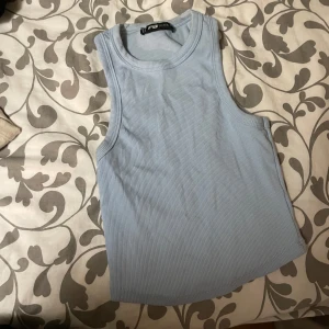 tröja - alla ser likadana ut olika färger säljer dem för 25kr styck når afton zara några från newyorker och 1 från h&m