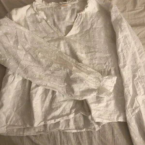 Vit blus från ginatricot  - Säljer denna jätte fina vita blus från Gina tricot!💖 har ett hål i armhålan men det är inget som syns när den sitter på! Köparen står för frakt❤️ TRYCK EJ PÅ KÖP NU