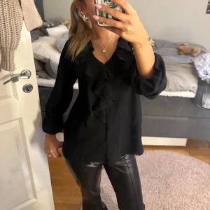 Volang blus  - Söt volang blus från ellos i storlek 34/36💕💕