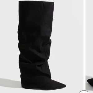 Boots - Intressekoll på dessa skitsnygga bootsen. Helt oanvända.💕  