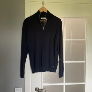 Half zip - Storlek M, Jack&jones, ett hål under vänstra armen men går lätt att sy ihop. Annars bra skick