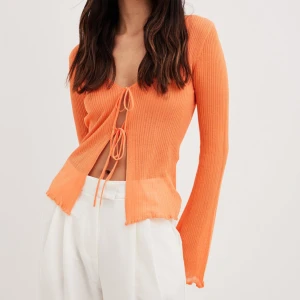 Ny orange topp nakd  - Oanvänd orange topp från nakd. Storlek XXL men mer som en L beroende på hur man vill att den ska sitta. Nypris 399kr