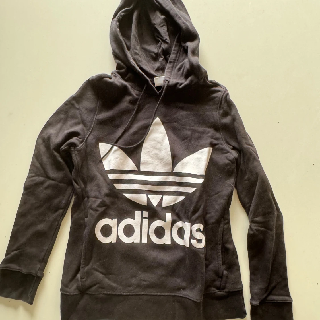 Svart hoodie från Adidas