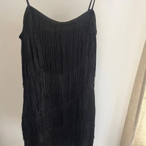 Festklänning med fransar!  - Superbra skick då jag endast använt den en gång!