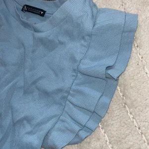 Blå blus med volang  - Bra skick 