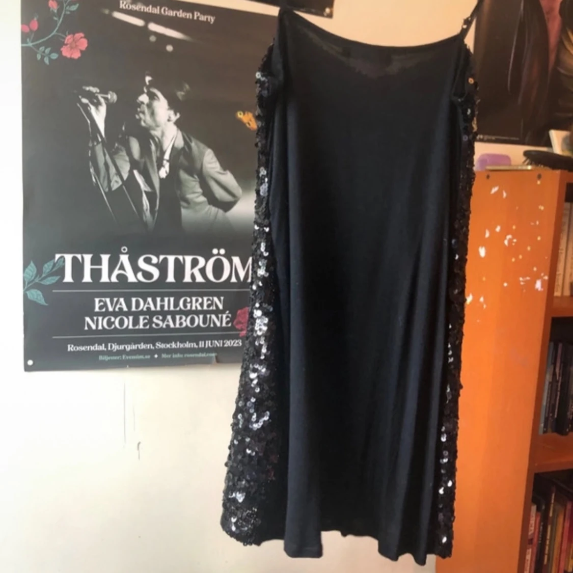 Svart paljettklänning med stjärnor - 90