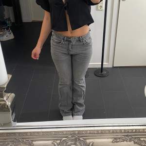 Lågmidjade jeans från ginatricot (sitter mer midwaist på mig) 🌸