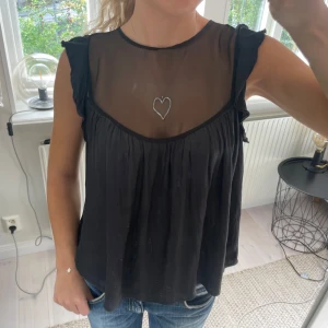 Svart fest topp - Säljer denna superfina toppen från mango i storlek xs. 