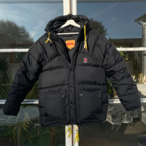 Fjällräven Expedition Down vinterjacka Svart - Fjällräven Expedition Down vinterjacka i svart. Storlek XXS men passar olika beroende på storlekspreferens. Fint skick utan några defekter/skador. Nypris 9000kr. Varm & bekväm, perfekt vinterjacka. Avhämtning prioriteras. Pris kan diskuteras. Hörs! 