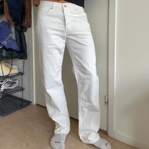 Vita raka byxor (Ljung by Marcus Larsson) - W31 L31, använda endast fåtal gånger. Inga fläckar. 