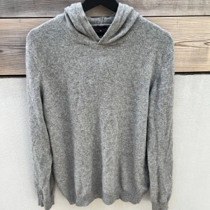 Oscar Jacobson Kashmir Hoodie - Grå Kashmir hoodie från Oscar Jacobson. Knappt använd och i fint skick. Storlek M.