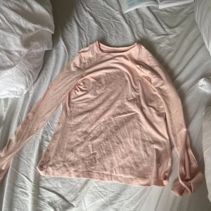 En rosa tun lång armad tröja - Tyg, En ljus rosa färg tunn lång armad tröja 