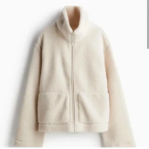 Teddy jacka - Intesskoll då den är för stor för mig, använd men fortfarande i fint skick, jätte gosig till hösten🥹🥹💗skriv för fler bilder/ intresse!! Tryck ej på köp nu eftersom det är intressekoll 