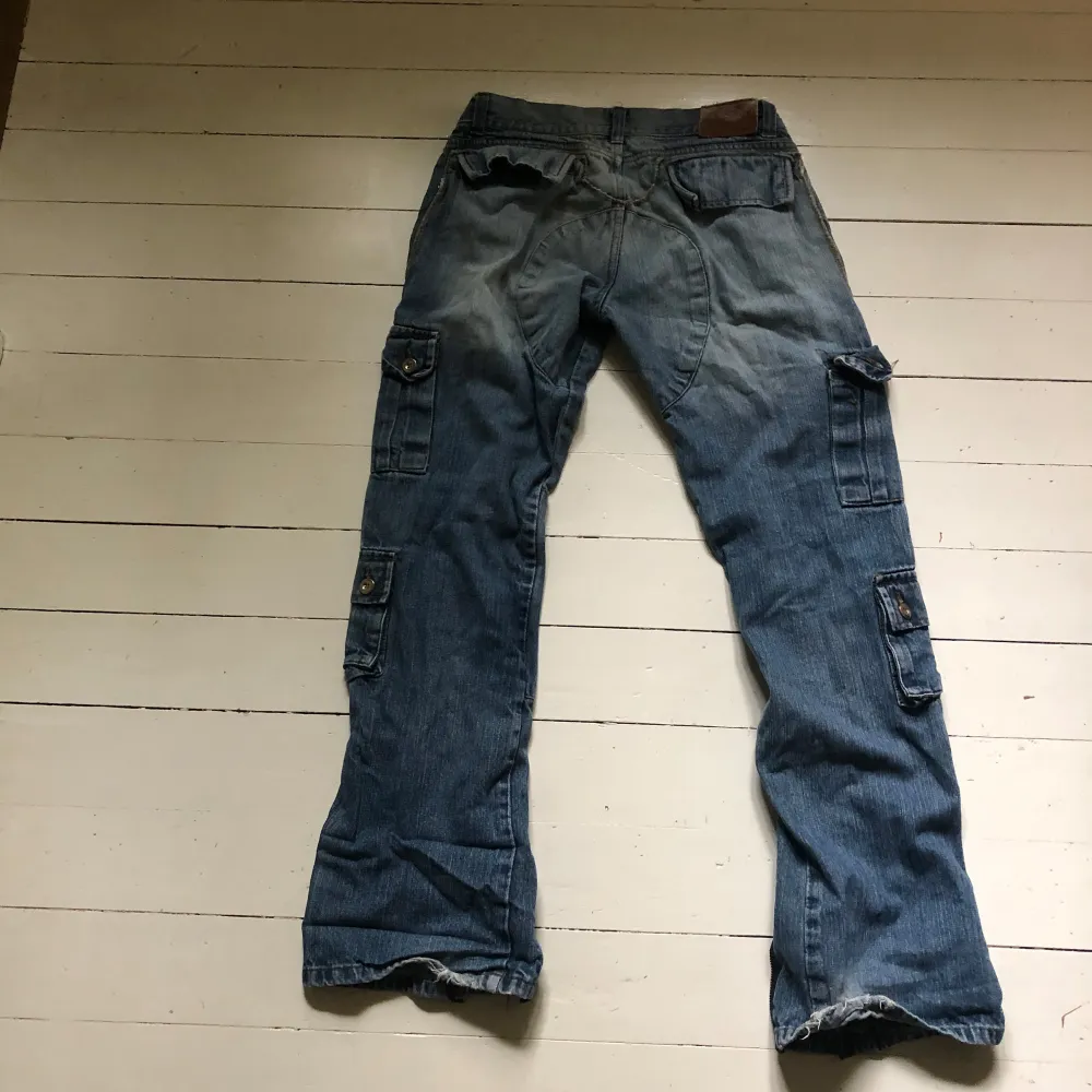 Baggy jeans (storlek på sista bilden). Tror de är lowrise?. Jeans & Byxor.