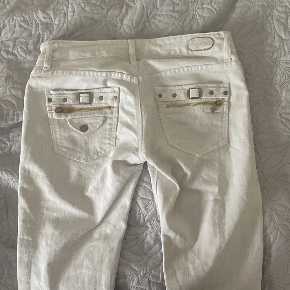 Super fina Low Rise vintage jeans från replay säljer pga de va lite för stora annars så sitter de så bra💞 de är bootcut😊. Jeans & Byxor.