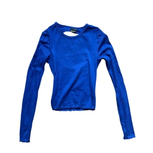 Blå långärmad topp Gina Tricot - Säljer en snygg blå långärmad topp från Gina Tricot. Den är ”croppad” dvs kort och har en cool öppen ryggdetalj. Den är även räfflad nertill i sömmarna på båda ärmarna och vid magen. Använd några gånger och i fint skick, inga defekter. Storlek: XXS