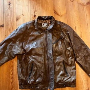 Vintage Skinnjacka - Mycket fet skinnjacka, nästan som ny utan att blixtlåset är lite svårt att dra upp. Passar L/XL. OBS: Är ljusare i verkliga livet.